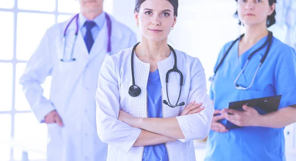 Skupina lékařů a sester stojící v nemocničním pokoji — Stock fotografie