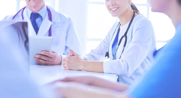 Une équipe médicale sérieuse discute du cas des patients dans un bureau lumineux — Photo