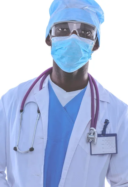 Portret van een dokter met een masker en uniform. geïsoleerd op witte achtergrond. Dokter.. — Stockfoto