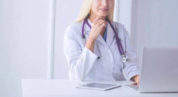 Retrato de una joven doctora en un consultorio médico — Foto de Stock