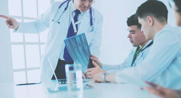 Équipe médicale assise et discutant à table — Photo