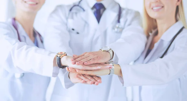 의료진 이 손을 모으고 있는 의사와 간호사들 — 스톡 사진