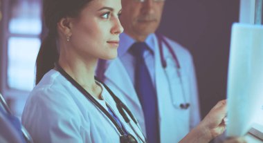 Hastane doktorları acil serviste röntgenlere bakıyor.