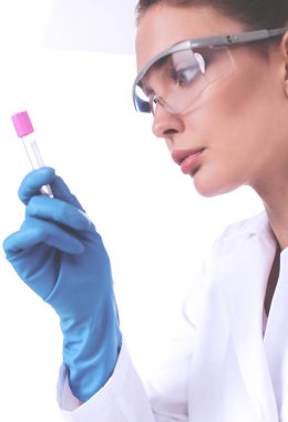 Kadın araştırmacı, beyaz arka planda izole edilmiş ilaç şişeleri ve mataralarla çevrili.