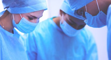 Ekip cerrahı ameliyathanede..