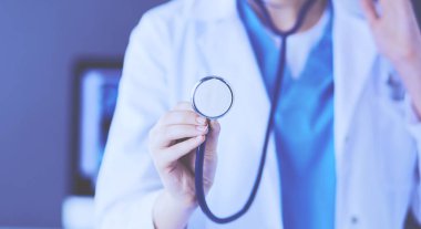 Doktorların ellerinin steteskopu klinikte tutarken yakın plan çekimleri..