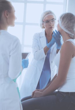 Tıbbi ekipman: Beyaz arka planda mavi steteskop ve tablet. Tıbbi ekipman