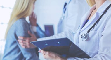 Yakışıklı erkek doktor, muayenehanesinde kısırlık konusunda bir çifte danışmanlık yapıyor.