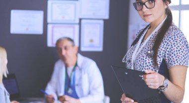 Doktor ve hasta masada otururken bir şey tartışıyorlar. İlaç ve sağlık hizmetleri kavramı