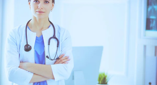 Jeune femme médecin souriante avec stéthoscope au cabinet des médecins — Photo