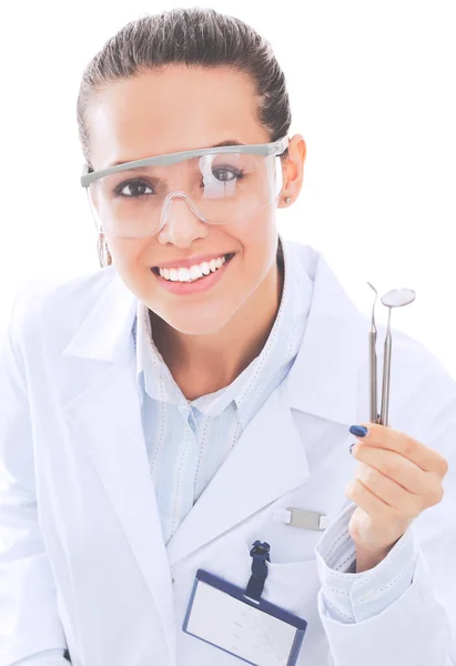 Красива жінка-стоматолог, яка тримає і показує зубну щітку ізольовано на білому тлі — стокове фото