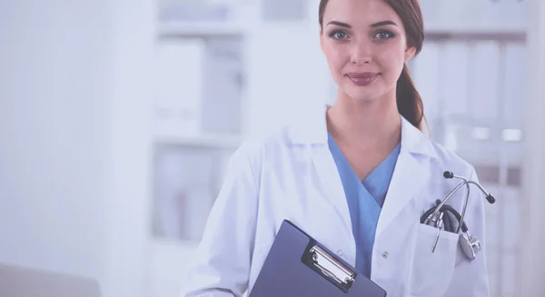 Porträtt av ung kvinna läkare med vit rock stående på sjukhus — Stockfoto