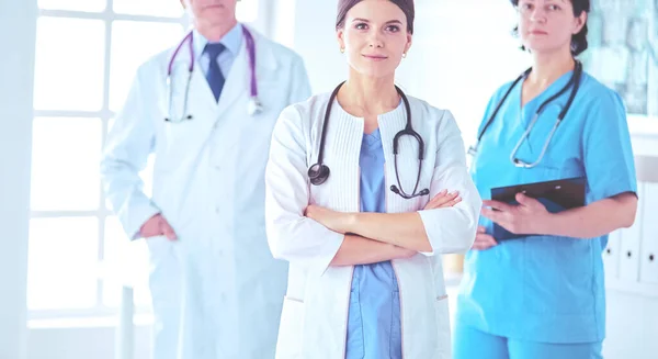 Groep artsen en verpleegkundigen in de ziekenhuiskamer — Stockfoto