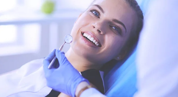 Joven paciente femenina con sonrisa bonita examinando la inspección dental en el consultorio del dentista. — Foto de Stock