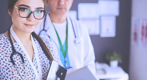 Un team medico di medici, uomini e donne, in carica — Foto Stock