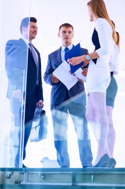 Toplantı sırasında dizüstü bilgisayarla sunum yapan bir grup iş adamı