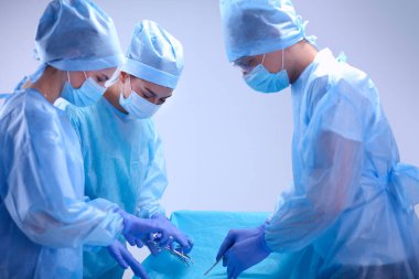 Ekip cerrahı ameliyathanede.