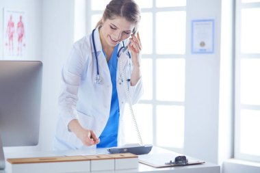 Ofisinde ciddi bir doktor var.