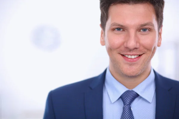 Business man or manager standing against his desk at the office — Stock Photo, Image