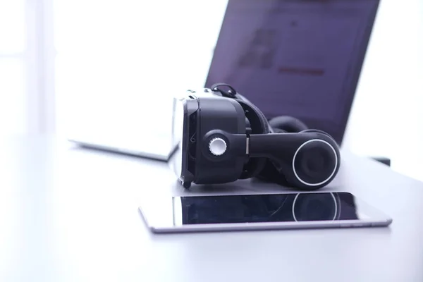 Virtual reality goggles on desk with laptop. business. 3d technology — Stock Photo, Image