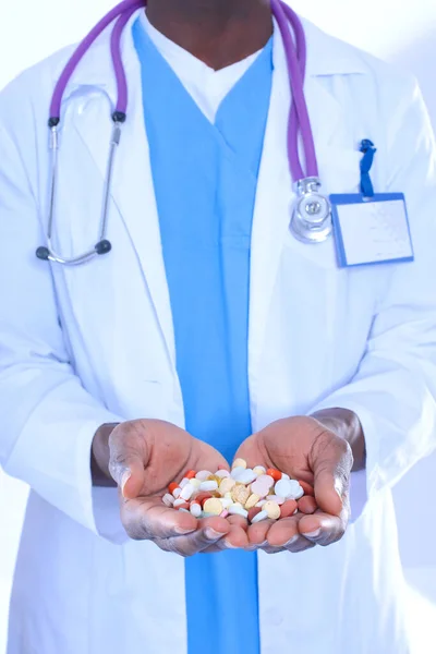 Pastilla en una mano aislada sobre fondo blanco. ¿Doctor? Pastillas —  Fotos de Stock