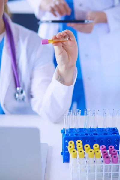 Laborassistentin mit Reagenzglas. — Stockfoto