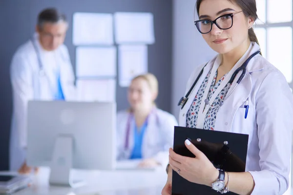 Medico donna in piedi con stetoscopio in ospedale — Foto Stock