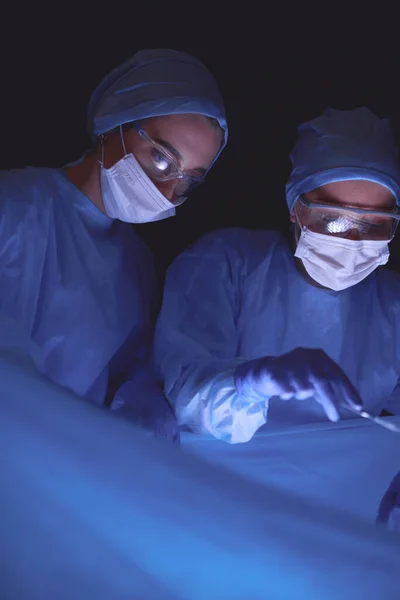 Imagen recortada del bisturí tomada médicos que realizan la cirugía. — Foto de Stock