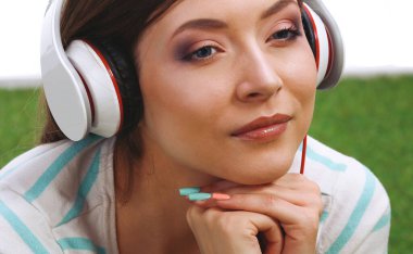 Mutfakta masada oturan genç bir kadın. Genç kadın.