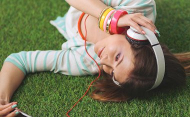 Mutfakta masada oturan genç bir kadın. Genç kadın.