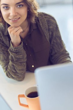 Evde tablet bilgisayar kullanan genç bir kadın ya da öğrenci