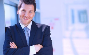 Ofisteki pencerenin yanında duran işadamının portresi