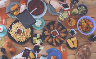 Yemek masasında içki içen insanlar.