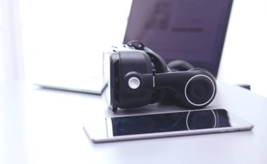 Bilgisayarlı sanal gerçeklik gözlükleri. İş. 3D teknoloji