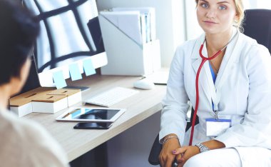 Hasta doktor muayenehanesinde oturuyor. Teşhis, kadın hastalıklarının önlenmesi, sağlık hizmetleri, sağlık hizmetleri, danışma