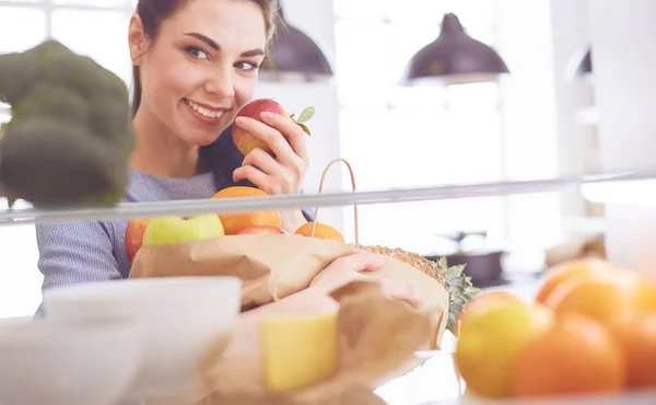 냉장고에서 신선 한 과일을 꺼내는 맛있는 여자, 건강 한 음식 컨셉트 — 스톡 사진