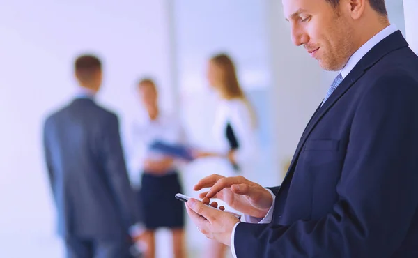 Geschäftsmann mit Handy im Büro — Stockfoto