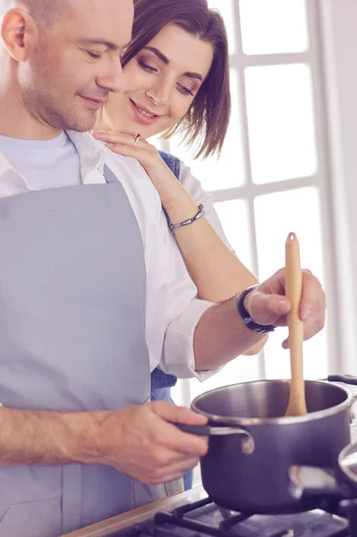 Para gotowania razem w kuchni w domu — Zdjęcie stockowe