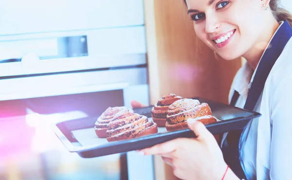 Vrouw koken holding plaat met zelfgebakken goederen — Stockfoto