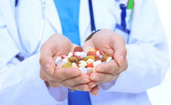 Ο γιατρός κρατάει ένα σωρό ναρκωτικά στο χέρι του. Γυναίκα γιατρός — Φωτογραφία Αρχείου