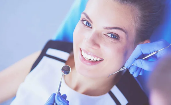 Joven paciente femenina con sonrisa bonita examinando la inspección dental en el consultorio del dentista. — Foto de Stock