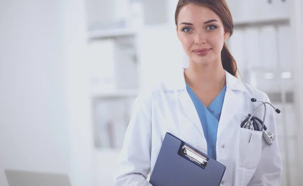 Porträt einer jungen Ärztin mit weißem Mantel im Krankenhaus — Stockfoto