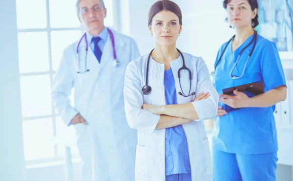 Gruppe von Ärzten und Krankenschwestern im Krankenhauszimmer — Stockfoto