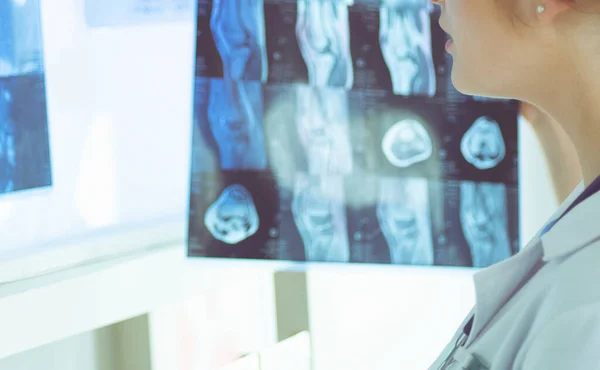 Giovane dottoressa che guarda l'immagine a raggi X dei polmoni in ospedale — Foto Stock