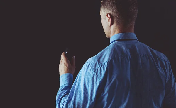 Concept de discours d'homme d'affaires, parler avec microphone dans la salle de conférence — Photo