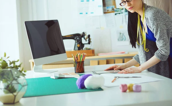 Portrét módní návrhářky pracující ve svém studiu — Stock fotografie