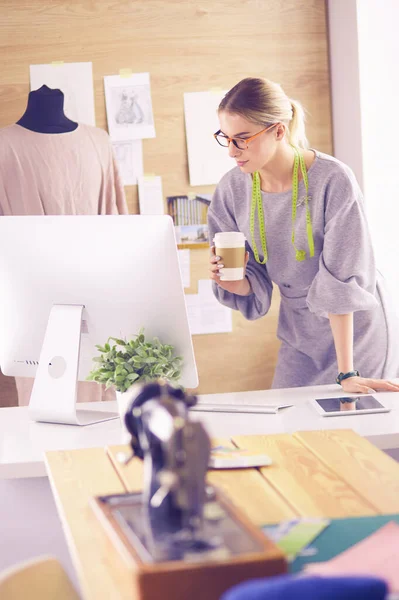 Дизайнерка моди, жінка шиє з швейною машиною — стокове фото