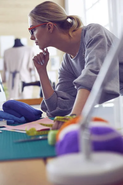 젊고 매력적 인 여성 패션 디자이너들이 사무실 책상에 기대어 노트북을 가지고 일하는 모습 — 스톡 사진