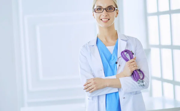Vrolijke gelukkige dokter met gekruiste handen op blauwe achtergrond — Stockfoto