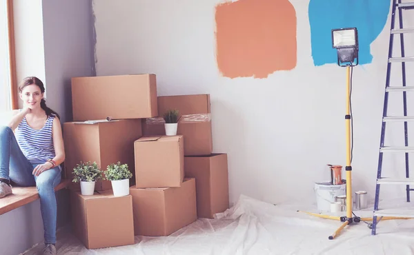 Vrouw in een nieuw huis met kartonnen dozen. Vrouw in huis.. — Stockfoto